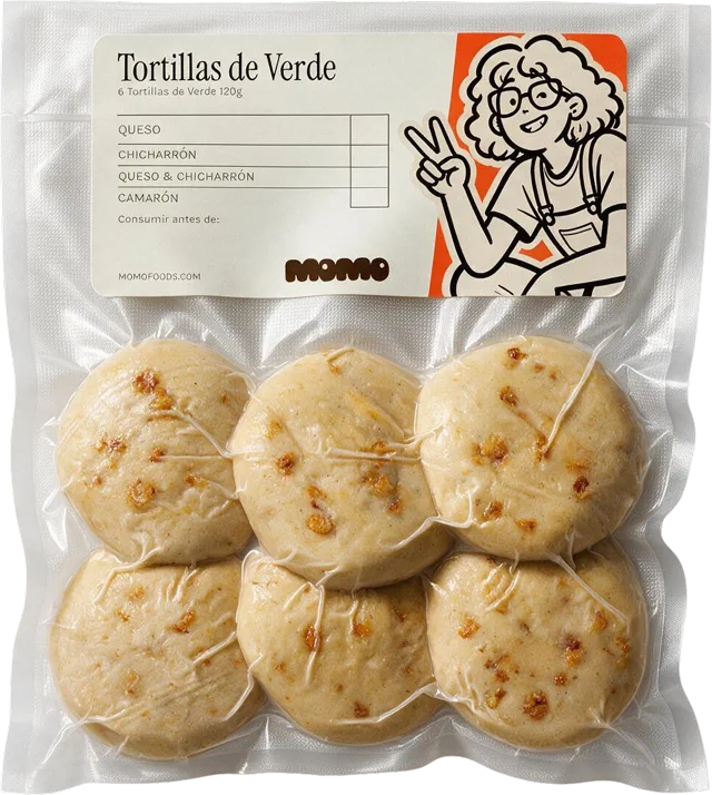 Funda sellada de seis tortillas de verde de chicharrón, con la etiqueta de MOMO